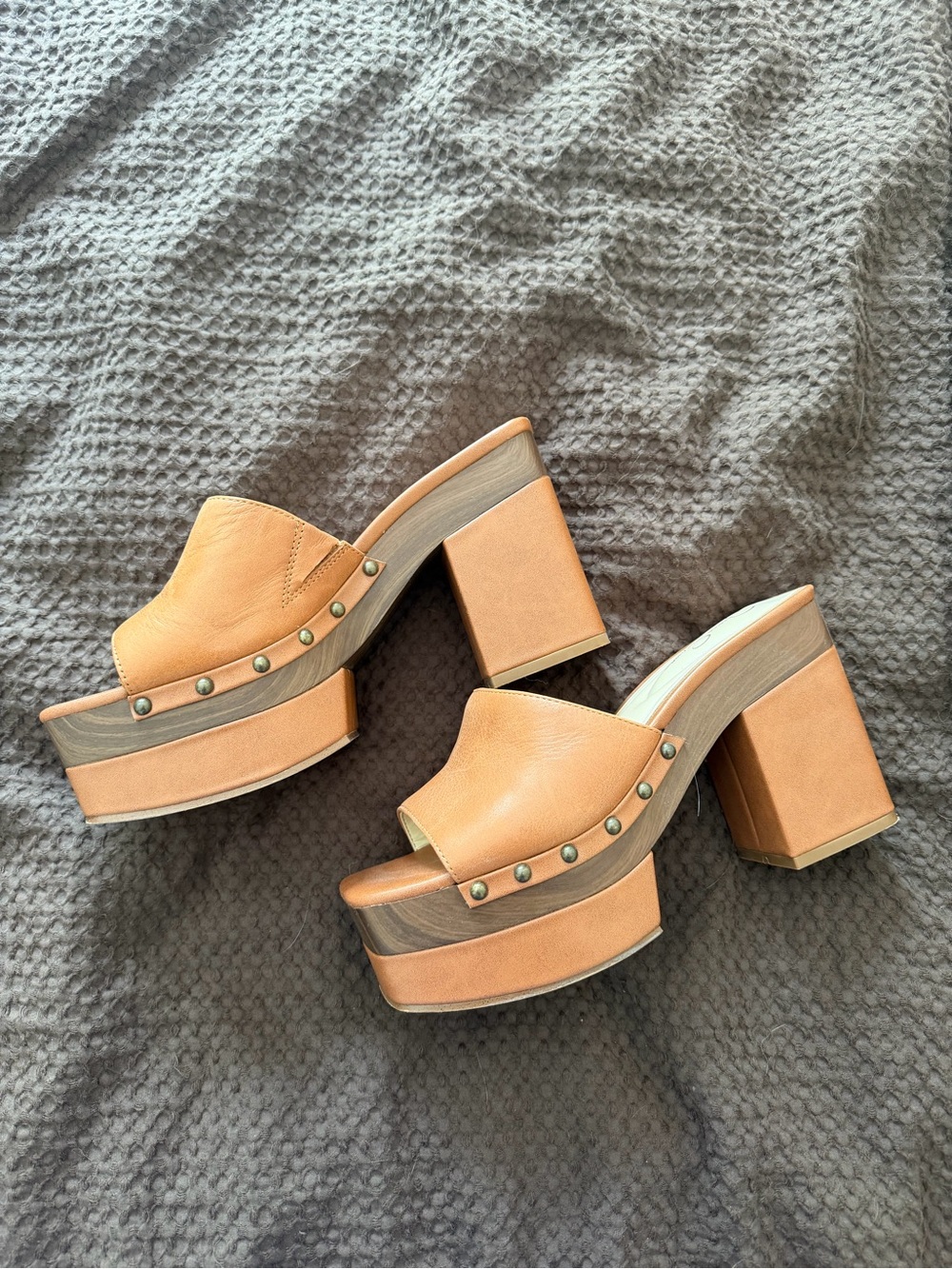 Womenās Tan Platform Mule Heels